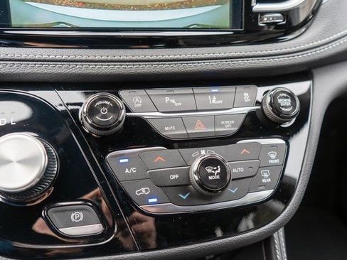 New 2026 Chrysler Pacifica Limited w/ Uconnect Theater Family Group FWD image 19