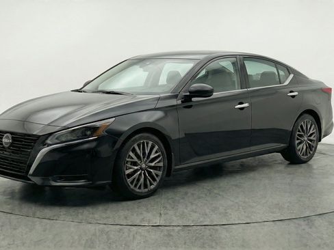 Used 2025 Nissan Altima 2.5 SV FWD image 3