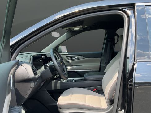 Used 2025 Chevrolet Traverse LT AWD/4WD image 17