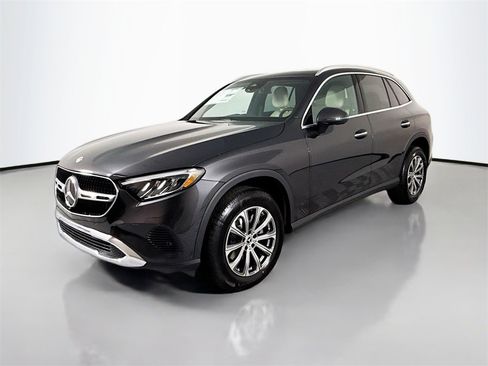 Used 2025 Mercedes-Benz GLC 300 4MATIC image 1