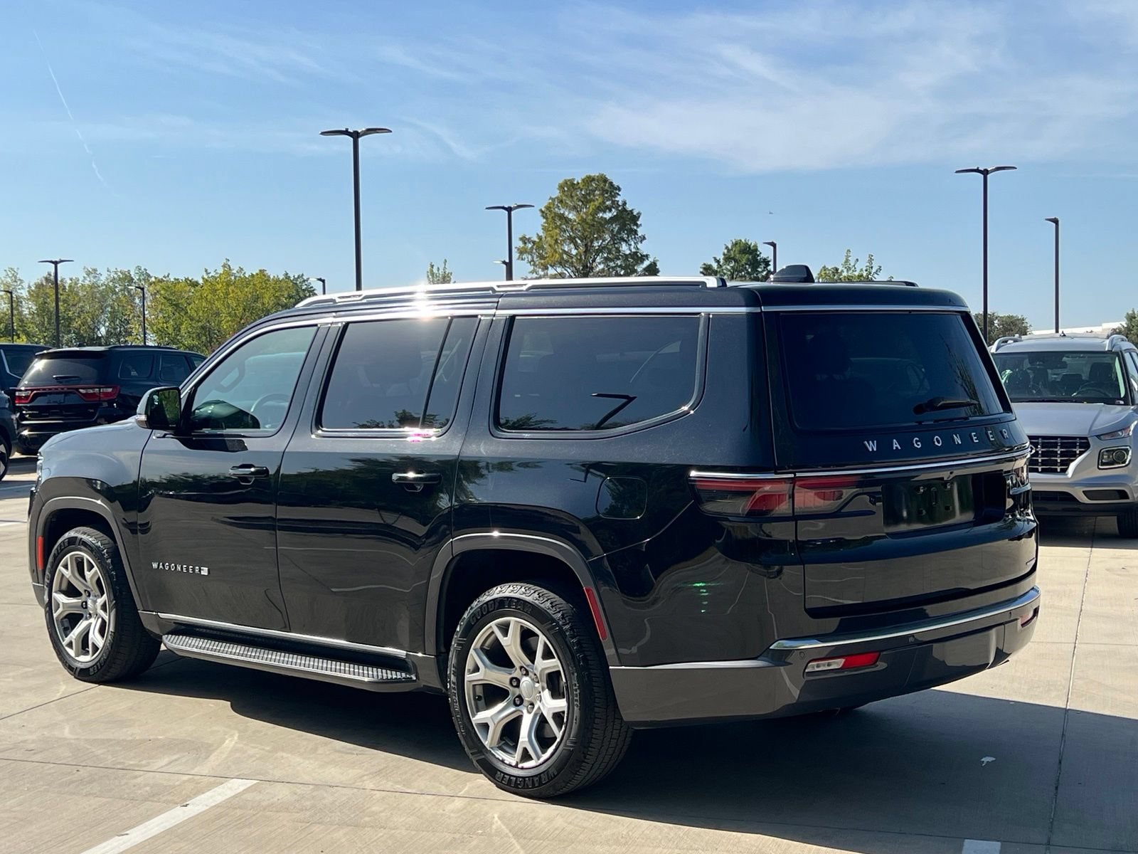 Used 2022 Jeep Wagoneer Series II RWD image 9