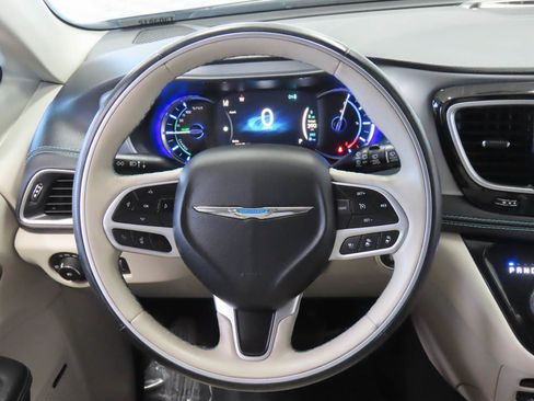Used 2018 Chrysler Pacifica Limited w/ Advanced Safetytec Group FWD image 10