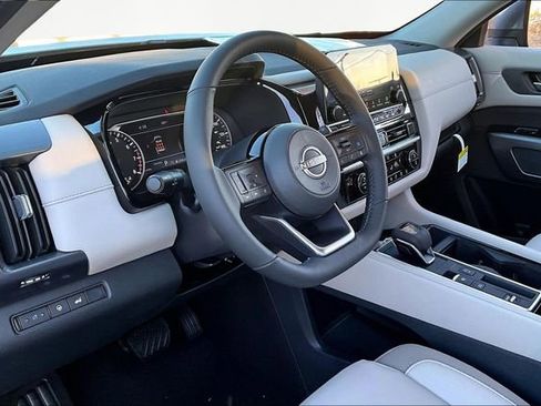 New 2025 Nissan Pathfinder SL image 6