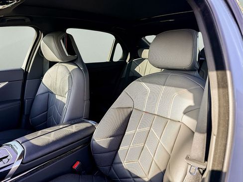 Used 2025 BMW 760i xDrive w/ Executive Package image 19