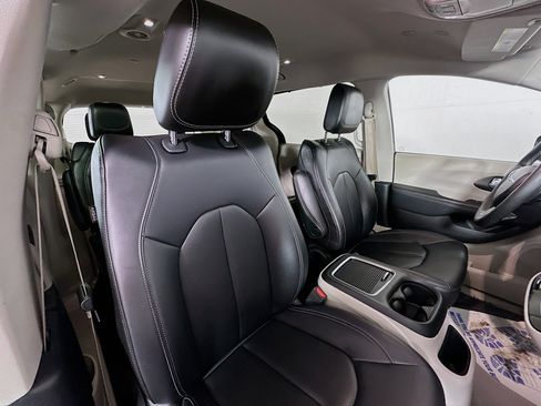 Used 2024 Chrysler Pacifica Touring-L image 27