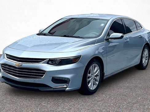Used 2017 Chevrolet Malibu LT w/ Leather Package FWD image 4