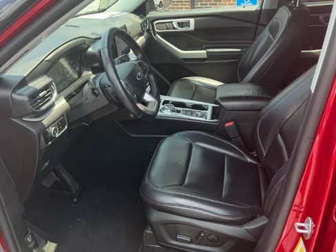 Used 2021 Ford Explorer XLT w/ Equipment Group 202A AWD/4WD image 21