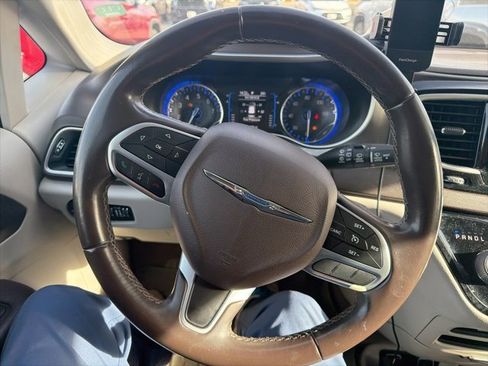 Used 2017 Chrysler Pacifica Touring-L image 3