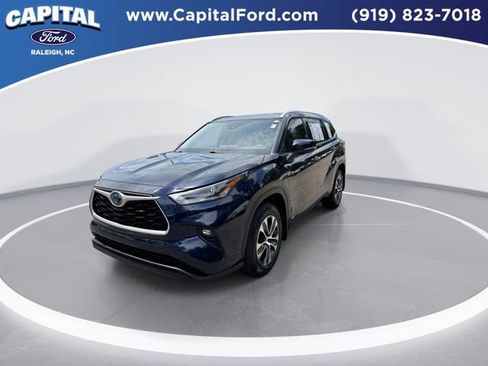 Used 2021 Toyota Highlander XLE AWD/4WD image 4