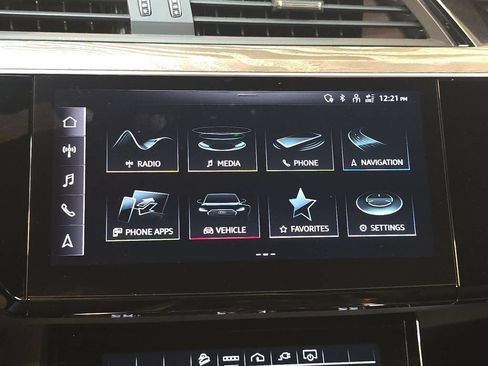 Used 2023 Audi e-tron Premium Plus w/ Premium Plus Package AWD/4WD image 27