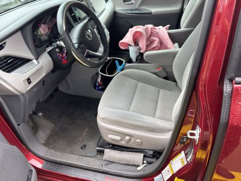 Certified 2016 Toyota Sienna LE FWD image 6