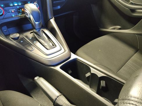Used 2018 Ford Focus SE w/ SE Appearance Package image 26