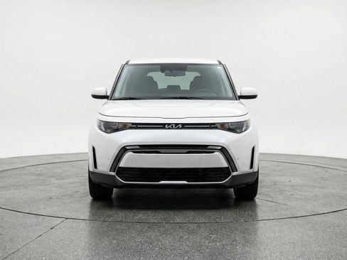 Used 2025 Kia Soul LX w/ LX Technology Package image 2