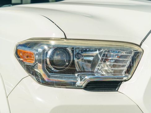 Certified 2018 Toyota Tacoma TRD Sport RWD image 16