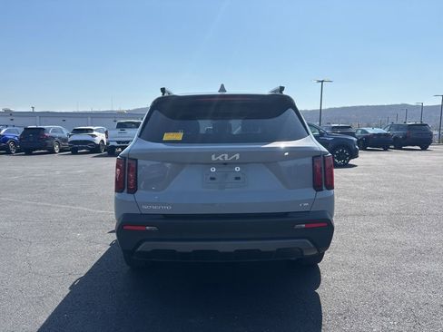 Used 2023 Kia Sorento S w/ Panoramic Sunroof Package image 4