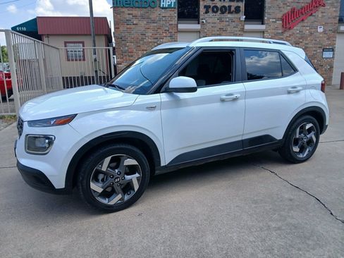 Used 2025 Hyundai Venue SEL FWD image 3