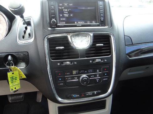 Used 2014 Chrysler Town & Country Touring image 15