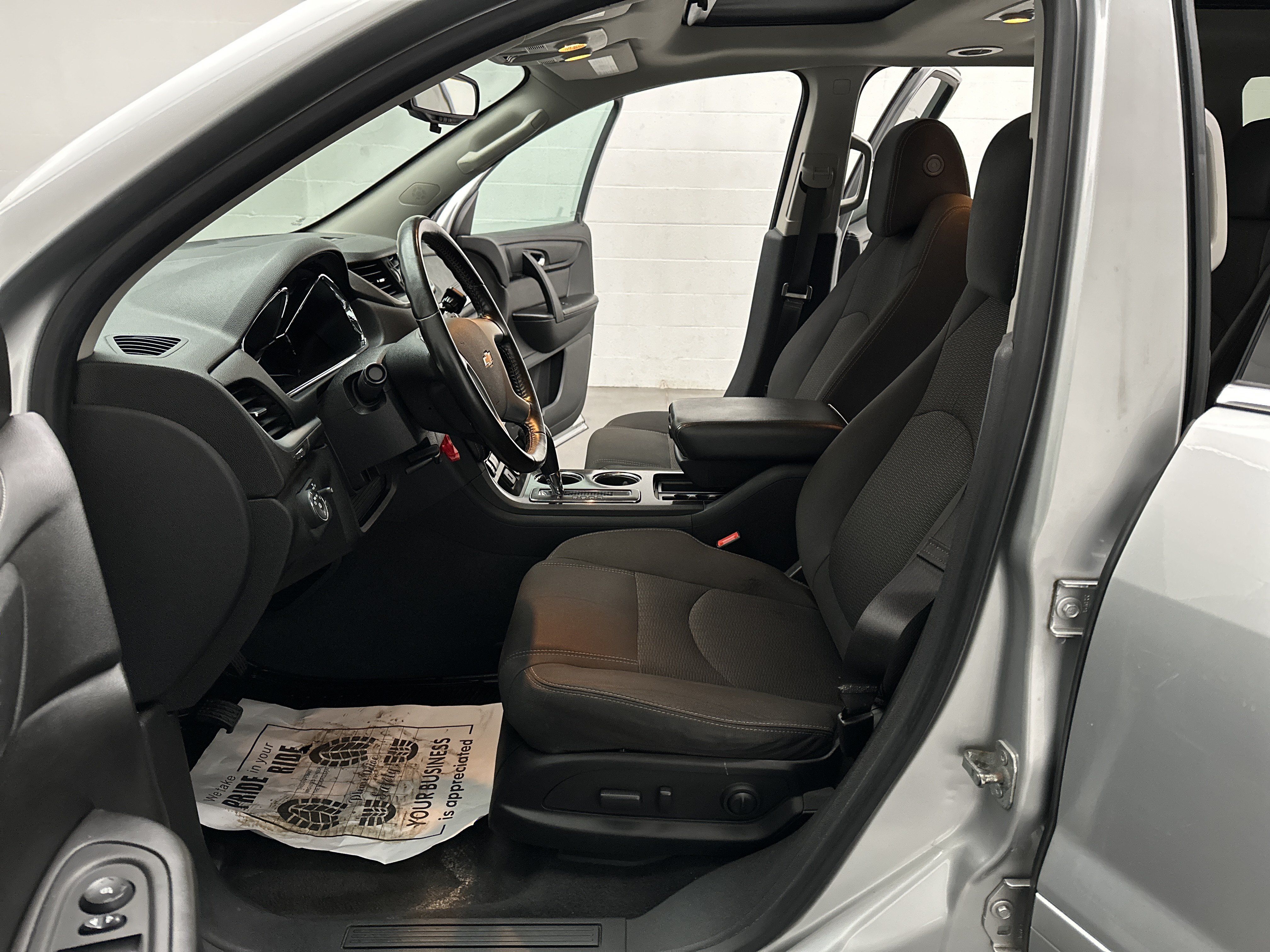 Used 2017 Chevrolet Traverse LT w/ Style and Technology Package FWD image 15
