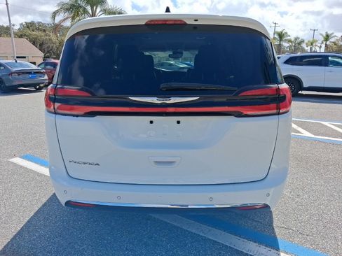 Used 2023 Chrysler Pacifica Touring-L image 6
