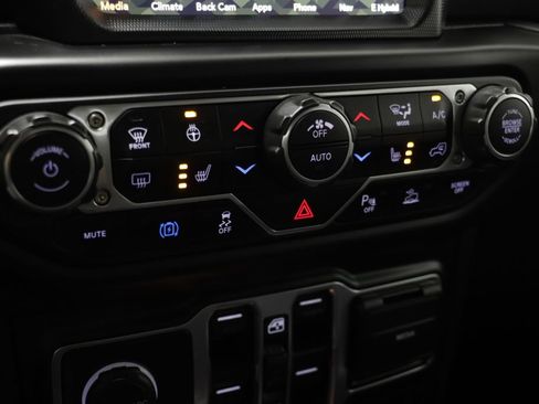 Used 2021 Jeep Wrangler Unlimited Sahara w/ Cold Weather Group AWD/4WD image 13