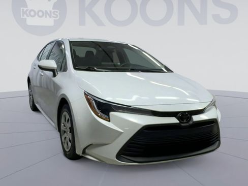 Used 2024 Toyota Corolla LE FWD image 2