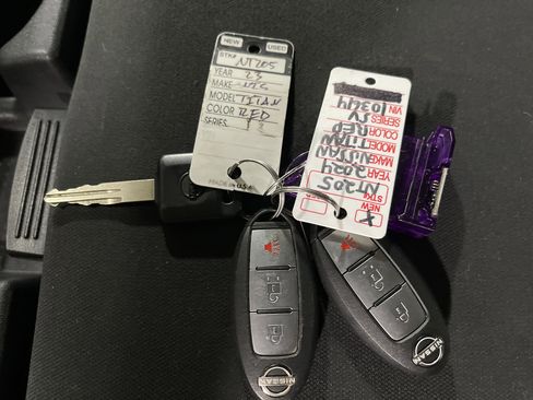 Used 2024 Nissan Titan SV image 27