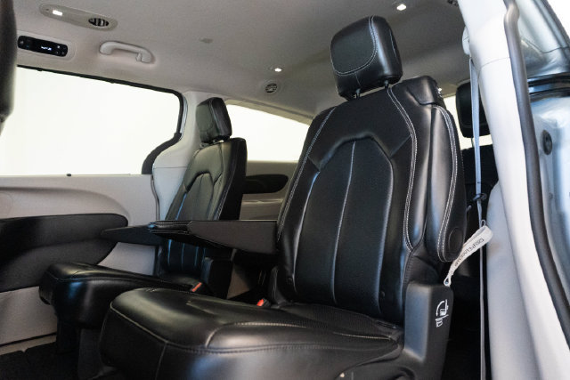 Used 2024 Chrysler Pacifica Touring-L FWD image 20
