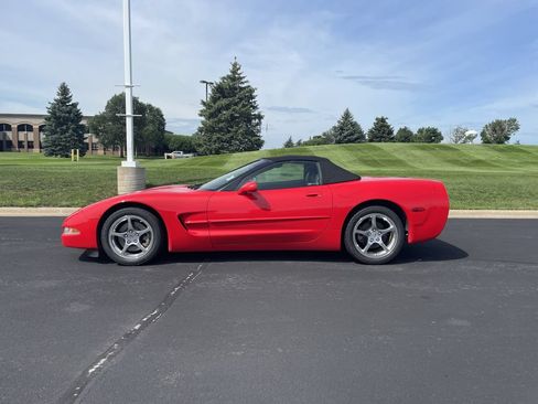Used 2001 Chevrolet Corvette Convertible w/ Preferred Equipment Group2 RWD image 2