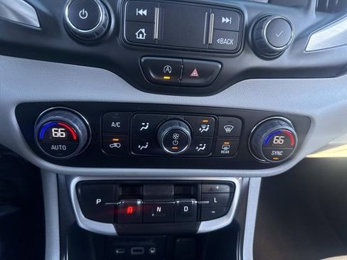 Used 2023 GMC Terrain SLT image 27