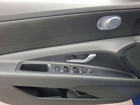 Certified 2025 Hyundai Elantra SE image 12