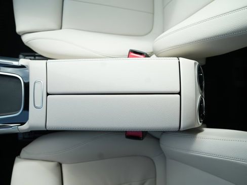 Used 2026 Mercedes-Benz GLB 250 4MATIC image 27