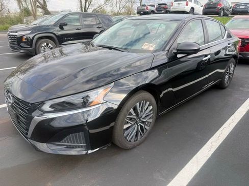 Used 2025 Nissan Altima 2.5 SV image 2