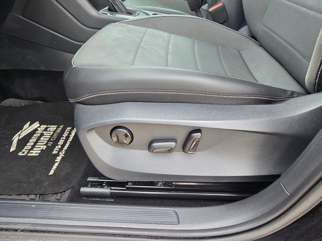 Used 2023 Volkswagen Taos SE w/ Panoramic Sunroof Package FWD image 17