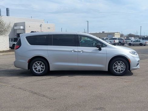 New 2026 Chrysler Pacifica Select FWD image 2
