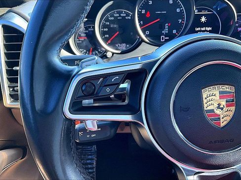 Used 2018 Porsche Cayenne Platinum Edition w/ Premium Package image 19