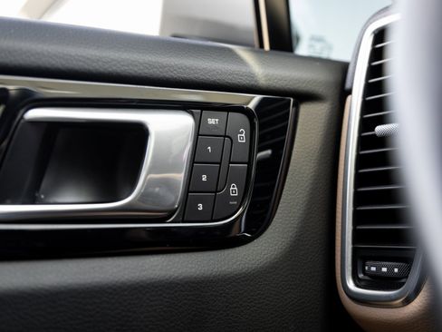 Used 2023 Porsche Cayenne Platinum Edition image 18