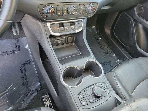 Used 2023 GMC Terrain SLT image 27