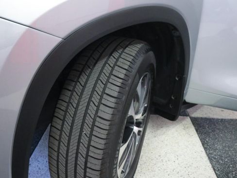 Used 2022 Toyota Highlander XLE image 9