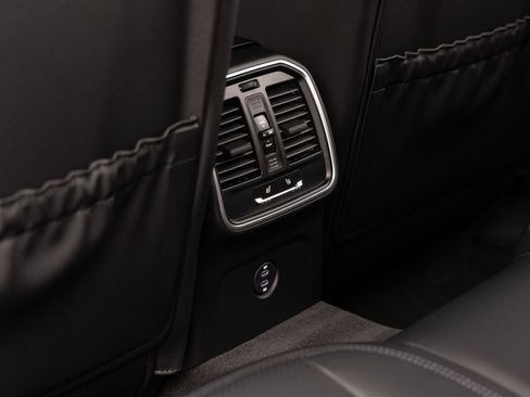 Certified 2026 Porsche Macan AWD/4WD image 27