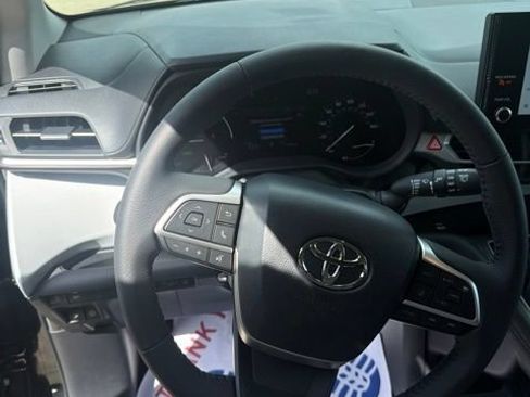 Used 2026 Toyota Sienna XLE FWD image 18