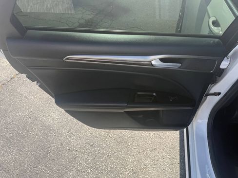 Used 2017 Ford Fusion SE FWD image 19