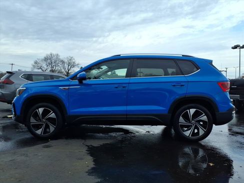 Used 2023 Volkswagen Taos SE w/ Panoramic Sunroof Package image 2