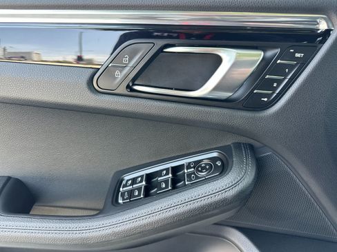 Certified 2025 Porsche Macan AWD/4WD image 12