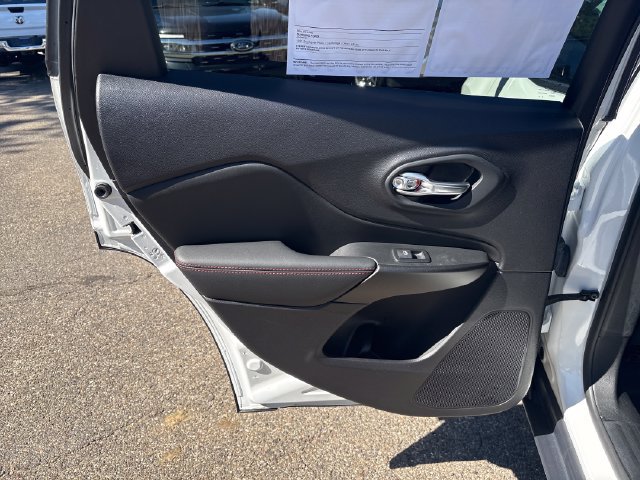 Used 2023 Jeep Cherokee Trailhawk AWD/4WD image 19