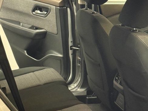 Used 2021 Nissan Rogue SV image 4