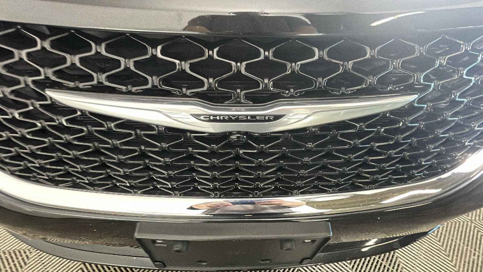 Used 2023 Chrysler Pacifica Touring-L FWD image 9