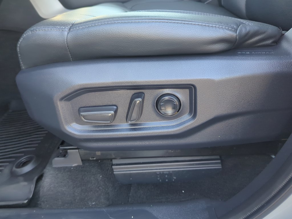 Used 2024 Toyota Tundra Limited AWD/4WD image 22