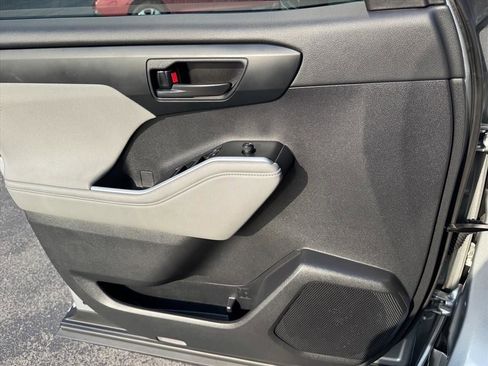 Used 2024 Toyota Highlander LE image 17