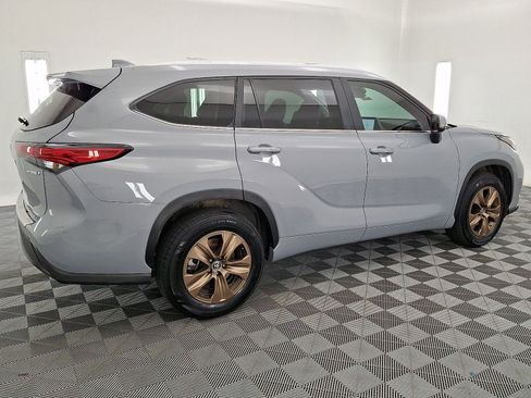 Used 2023 Toyota Highlander Bronze Edition FWD image 18