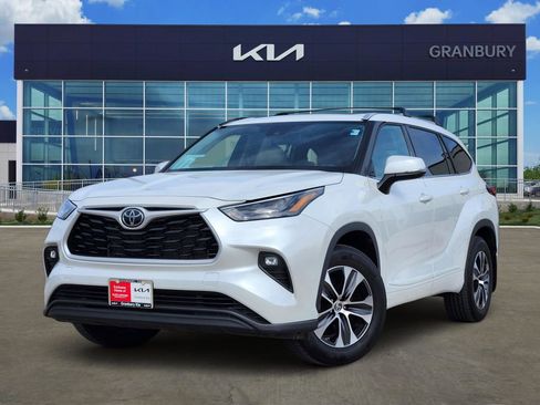 Used 2022 Toyota Highlander XLE AWD/4WD image 1
